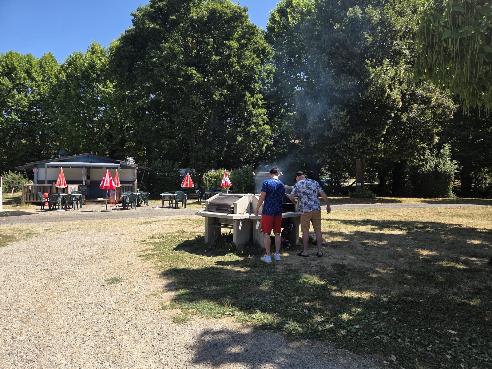 Le barbecue collectif du camping, au pied des Tours de Saint-Laurent