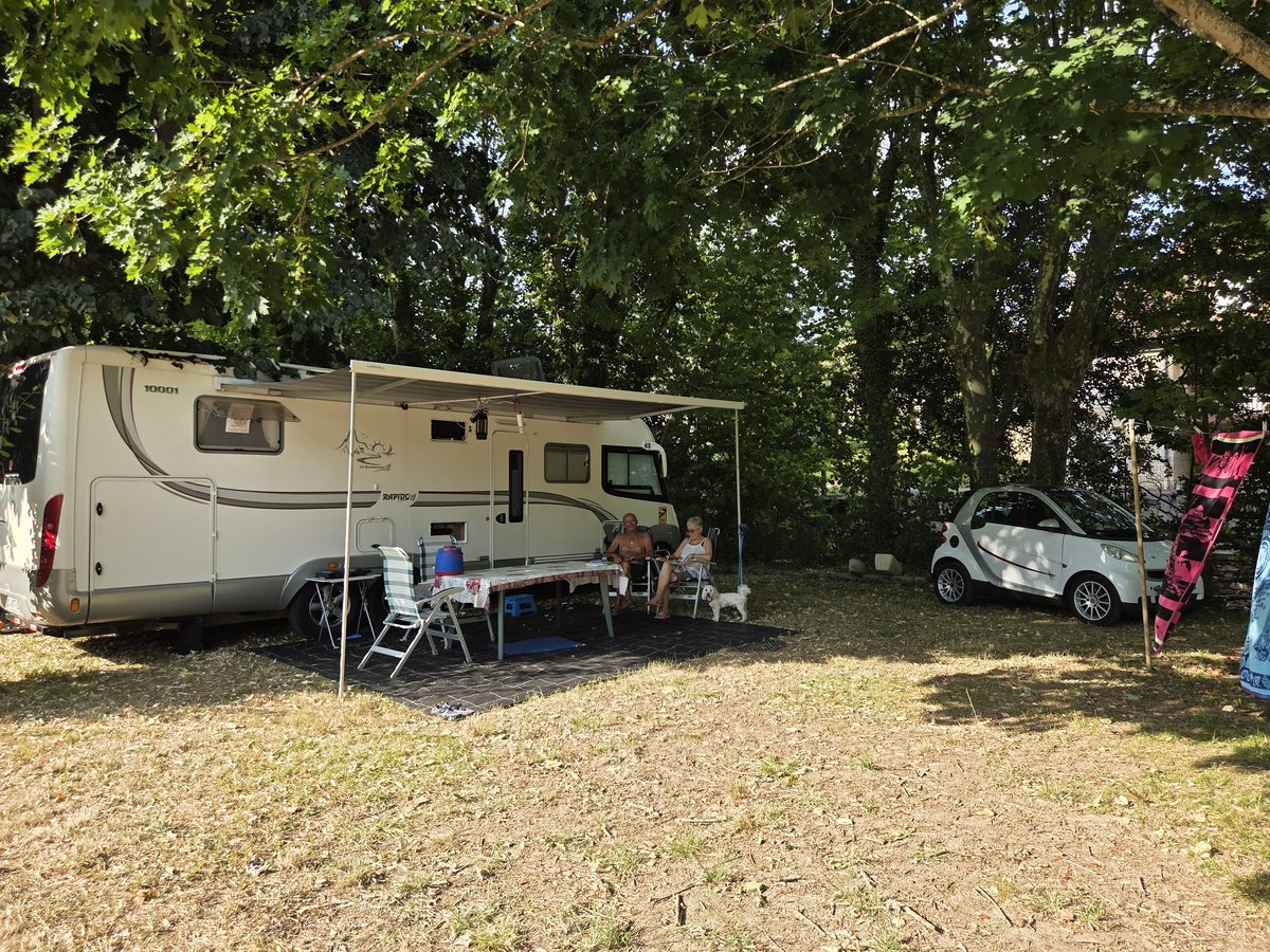Emplacement pour camping-car sous les arbres