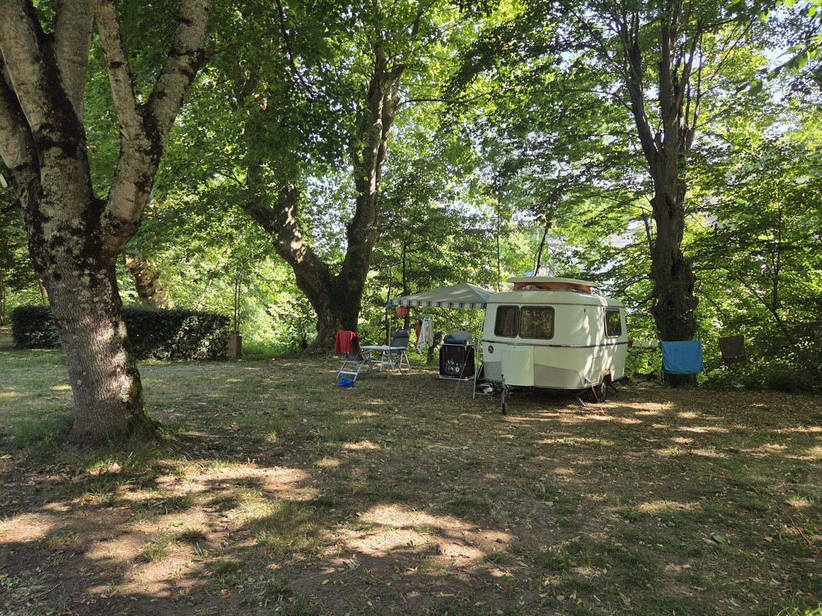 Emplacement ombragé avec caravane au Camping Le Soulhol
