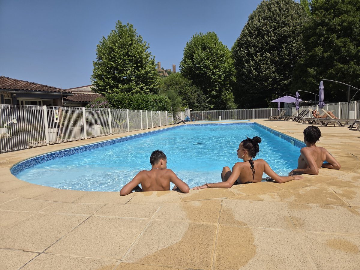 Baignade à la piscine du Camping Le Soulhol