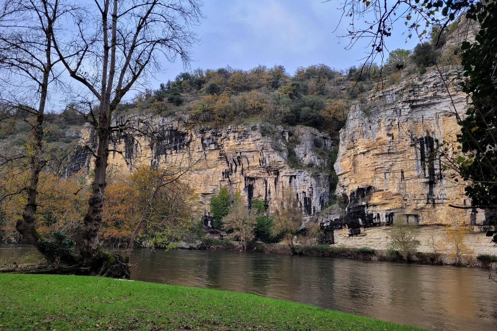 Vallée de la Dordogne verdoyante près de Saint-Céré