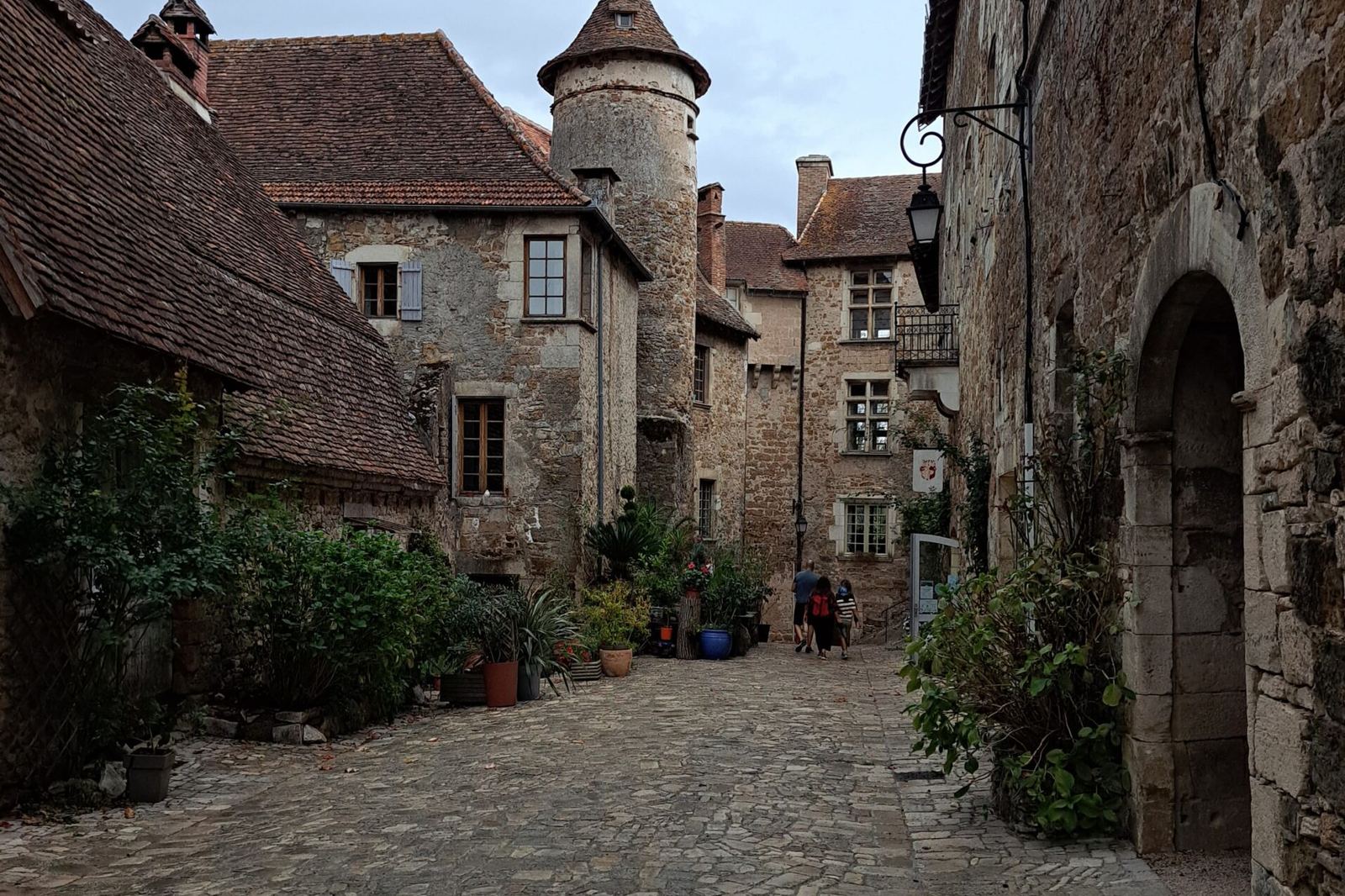 Le village de Carennac et ses maisons de pierre, au bord de la Dordogne