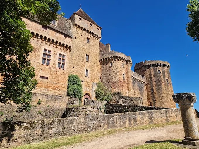 La forteresse médiévale de Castelnau-Bretenoux dominant la vallée
