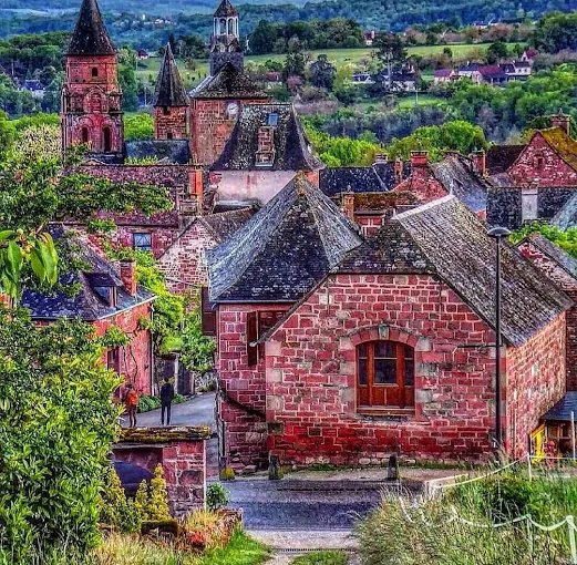 Collonges-la-Rouge, village de grès rouge