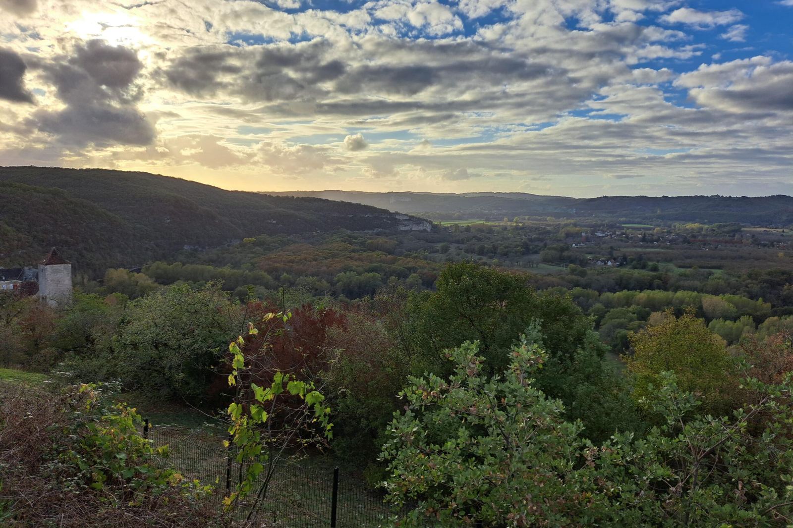 Panorama sur la vallée de la Dordogne depuis le point de vue de Montvalent