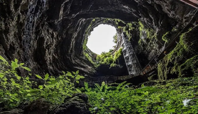 Le gouffre de Padirac, immense cavité naturelle à ciel ouvert