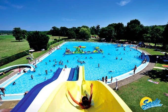 Toboggans du parc aquatique La Saule à Bétaille