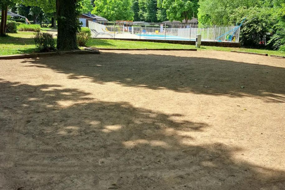 Le terrain de pétanque ombragé du camping